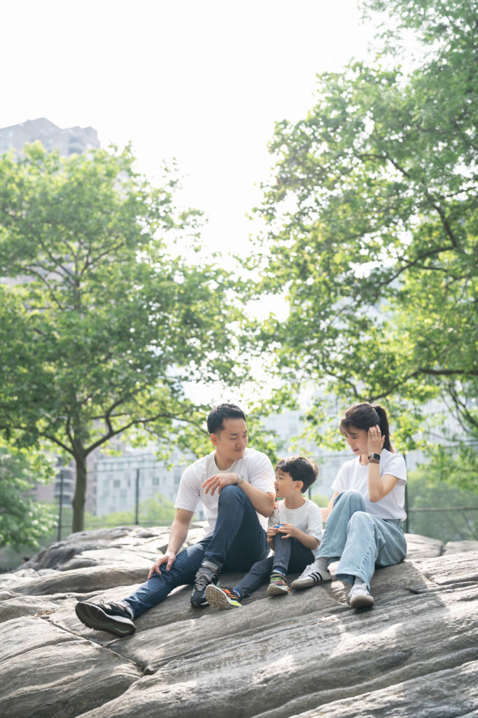 ニューヨークでファミリーフォト/白いTシャツにデニムのリンクコーデ。