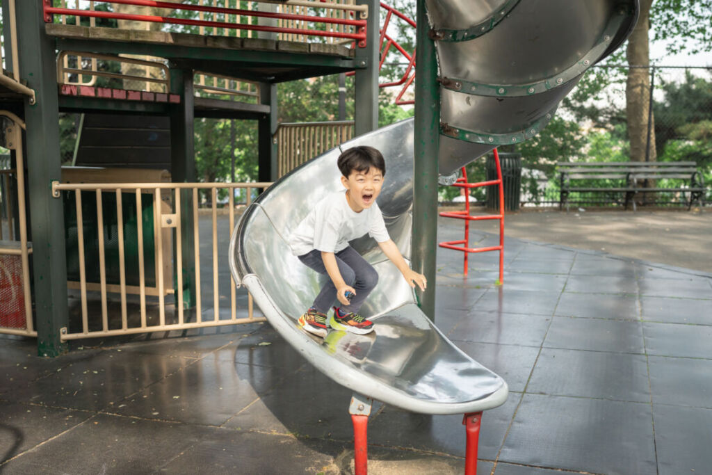 ニューヨークでファミリーフォト/滑り台で遊ぶ息子くん。