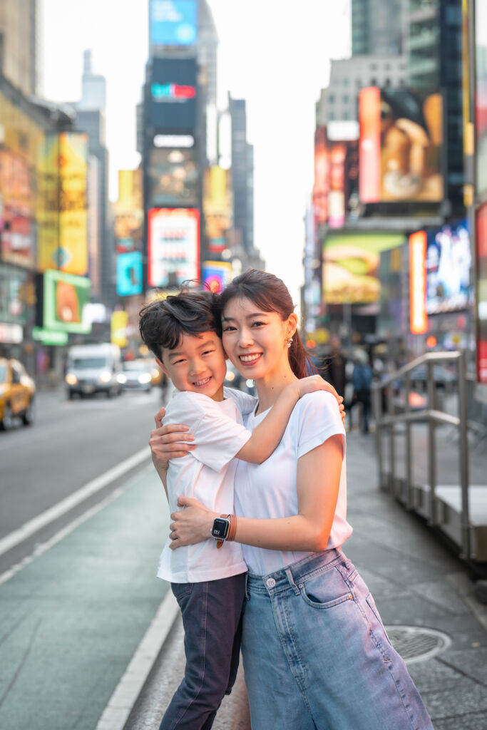 ニューヨークでファミリーフォト/タイムズスクエアで寄り添うママと男の子。