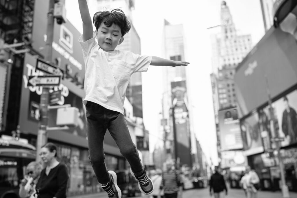 ニューヨークでファミリーフォト/タイムズスクエアでジャンプする息子くん。