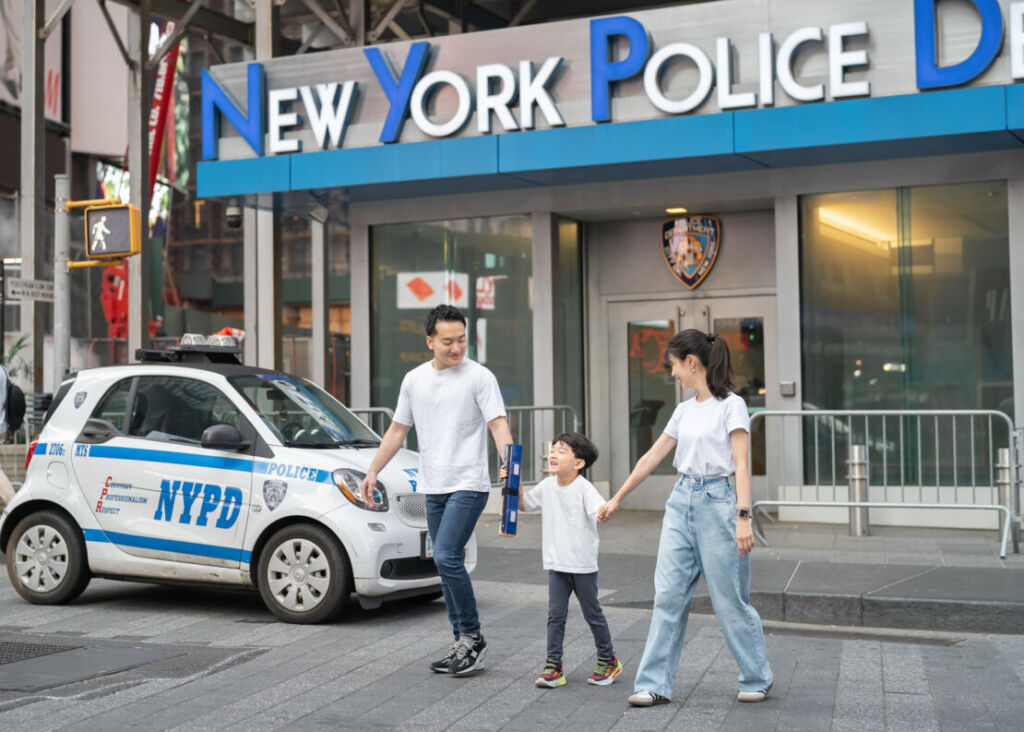 ニューヨークでファミリーフォト/NYPD前で家族写真。