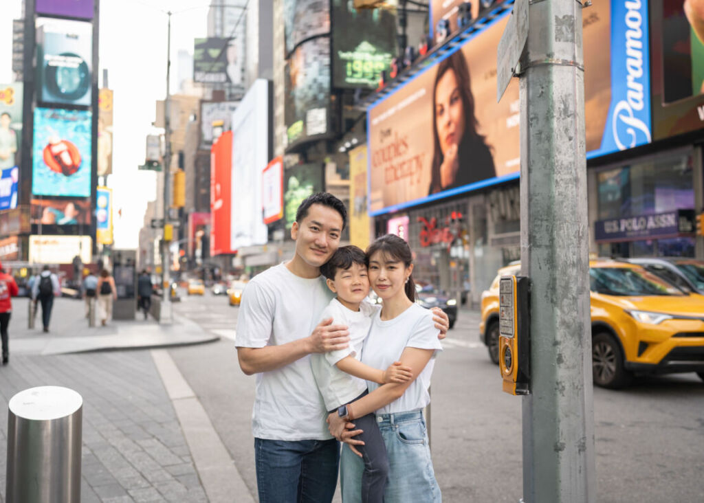ニューヨークでファミリーフォト/タイムズスクエアで寄り添う３人家族。