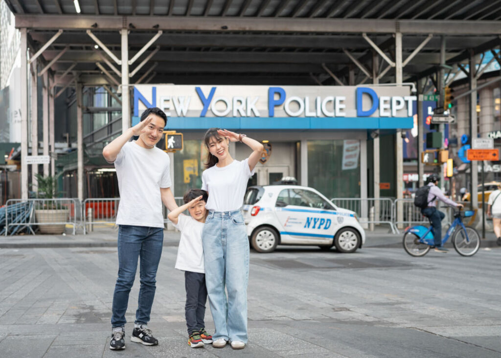 ニューヨークでファミリーフォト/パトカーと一緒に敬礼ポーズ。