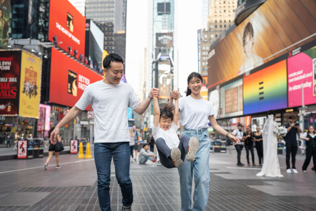 ニューヨークでファミリーフォト/タイムズスクエアで笑顔の３人家族。