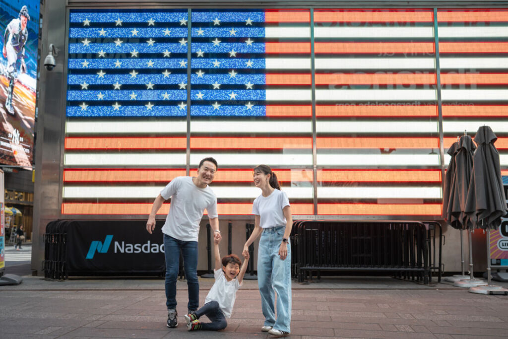 ニューヨークでファミリーフォト/タイムズスクエアの電光掲示板の前に立つご家族。