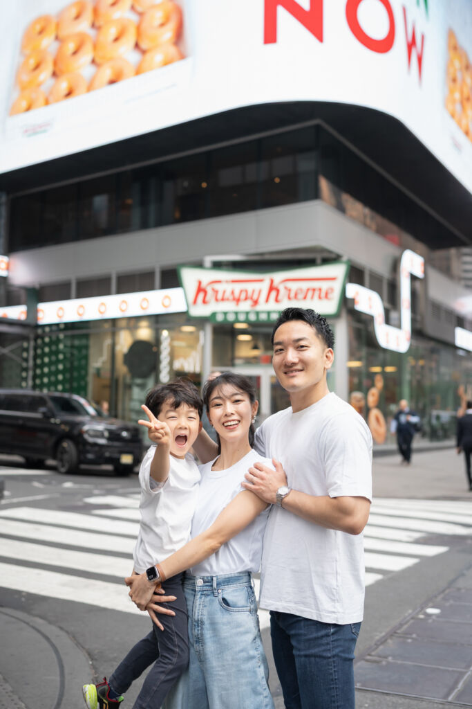 ニューヨークでファミリーフォト/タイムズスクエアのクリスピークリームにて。