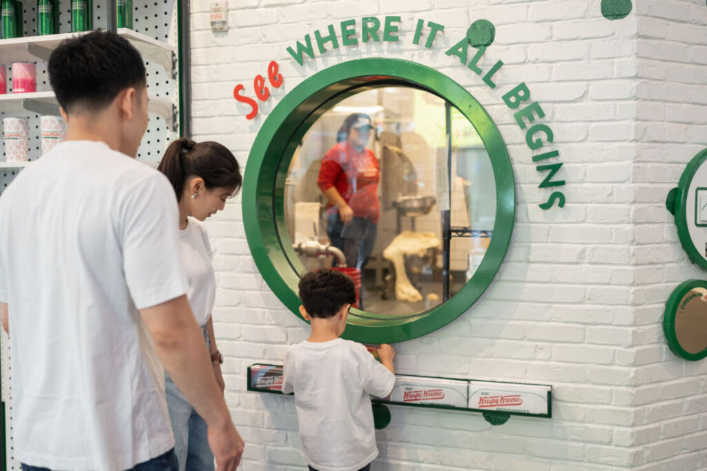 ニューヨークでファミリーフォト/クリスピークリームのドーナツの製造プロセスを見学。