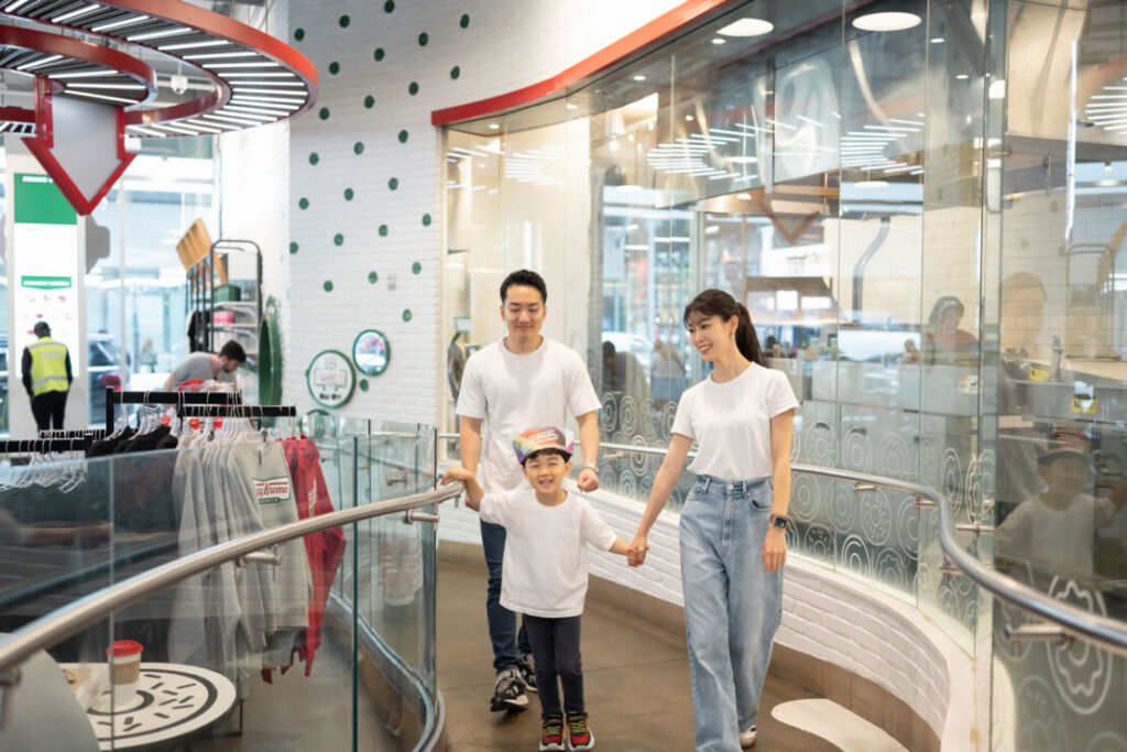 ニューヨークでファミリーフォト/ご家族３人でお買い物風景。