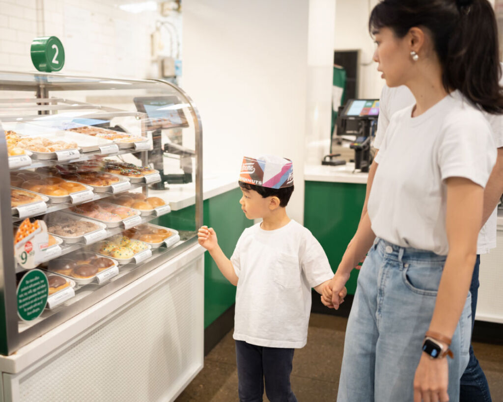 ニューヨークでファミリーフォト/ショーケースを眺める息子くん。