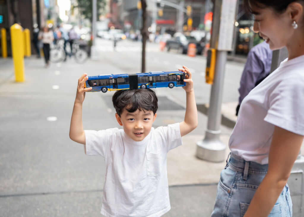 ニューヨークでファミリーフォト/バスのおもちゃを掲げる息子くん。