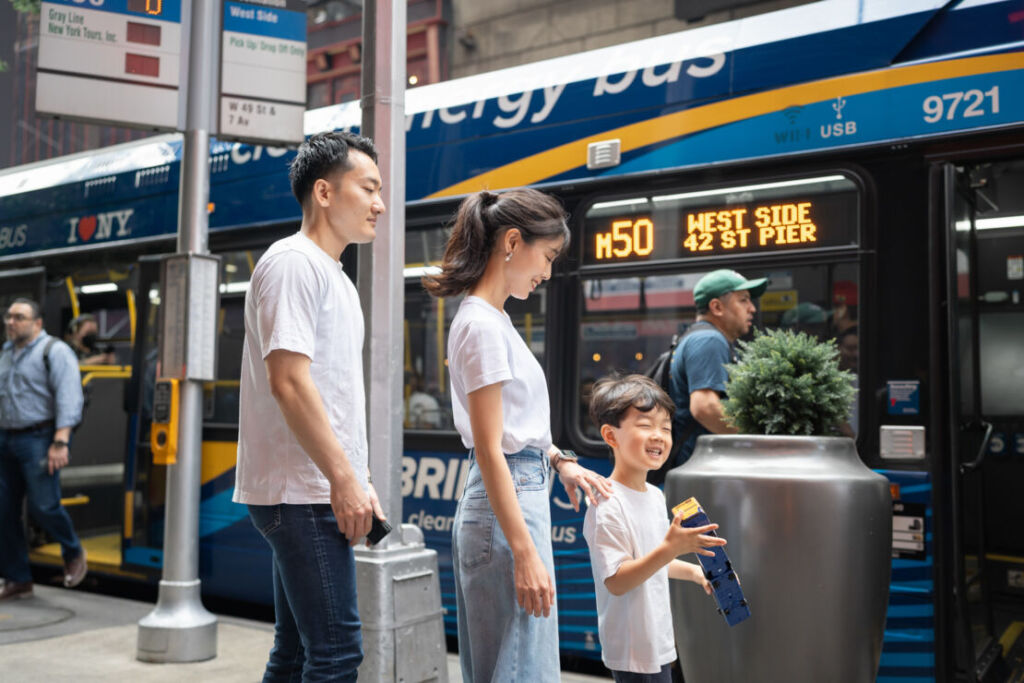 ニューヨークでファミリーフォト/大好きなバスの乗る息子くん。