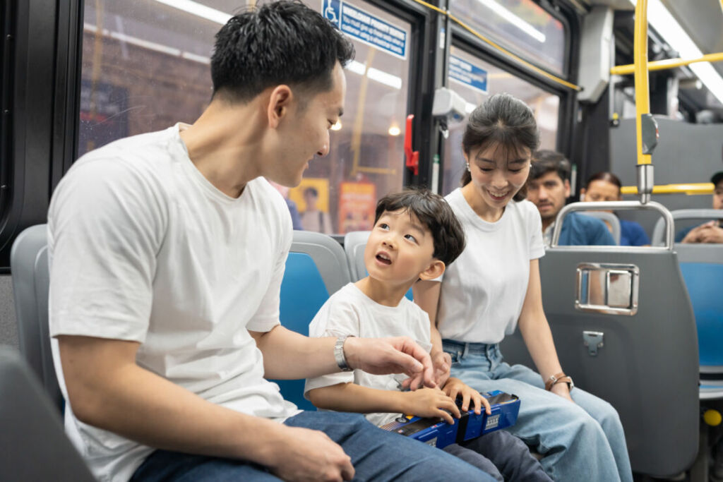 ニューヨークでファミリーフォト/バスに乗って笑顔の３人家族。