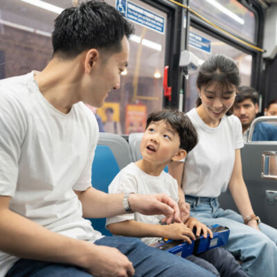 ニューヨークでバスに乗って、思い出を巡るファミリーフォト