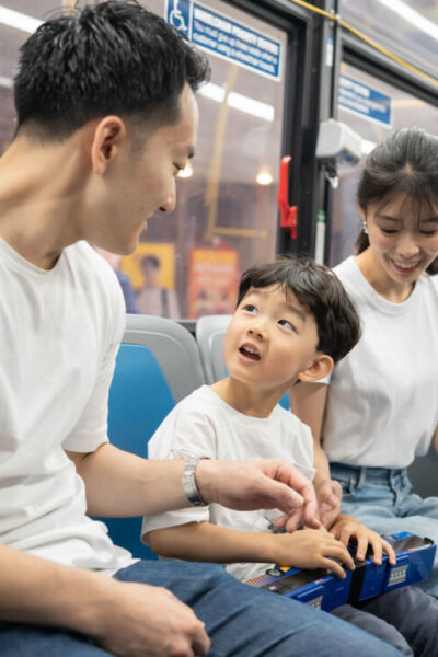 ニューヨークのファミリーフォト/バスに乗っているご家族。