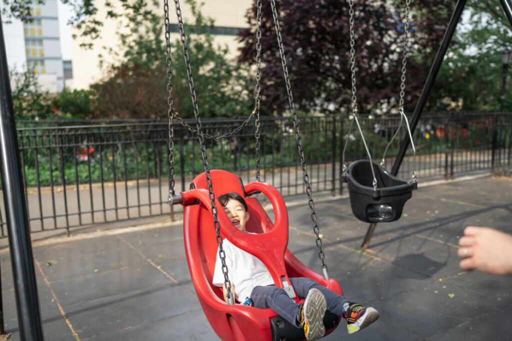 ニューヨークでファミリーフォト/ブランコで遊ぶ息子くん。