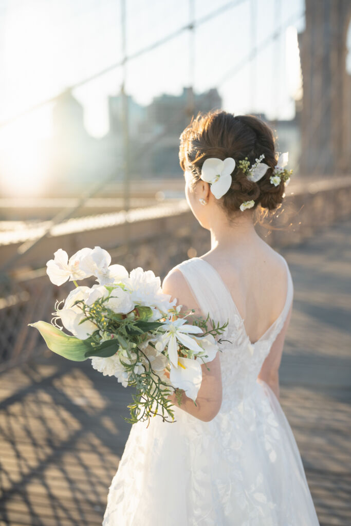 ニューヨークの前撮り|ウェディングフォト/ブルックリン橋で花嫁さまのバックショット。