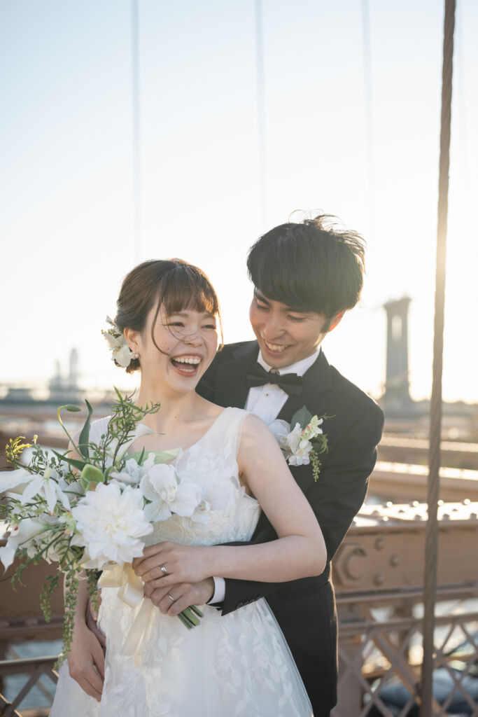 ニューヨークの前撮り|ウェディングフォト/ブルックリン橋で笑顔の花嫁と花婿。