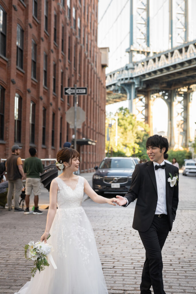 ニューヨークの前撮り|ウェディングフォト/石畳とマンハッタン橋に囲まれたワシントンストリートにて。