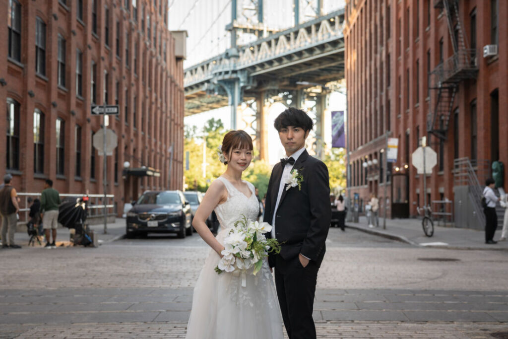 ニューヨークの前撮り|ウェディングフォト/ワシントンストリートに立つ花嫁と花婿。