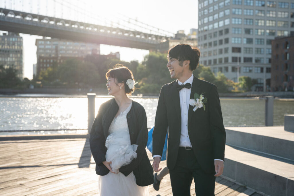 ニューヨークの前撮り|ウェディングフォト/声をかけられて笑顔の花嫁と花婿。