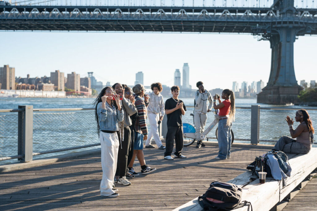 ニューヨークの前撮り|ウェディングフォト/お祝いに言葉をかける人々。