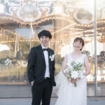 ニューヨーク前撮り:幸せを誓うリングの約束 ニューヨークの前撮り|ウェディングフォト/ジェーンズカルーセルの前で。