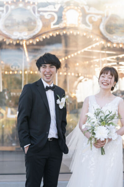 ニューヨークの前撮り|ウェディングフォト/ジェーンズカルーセルの前で。