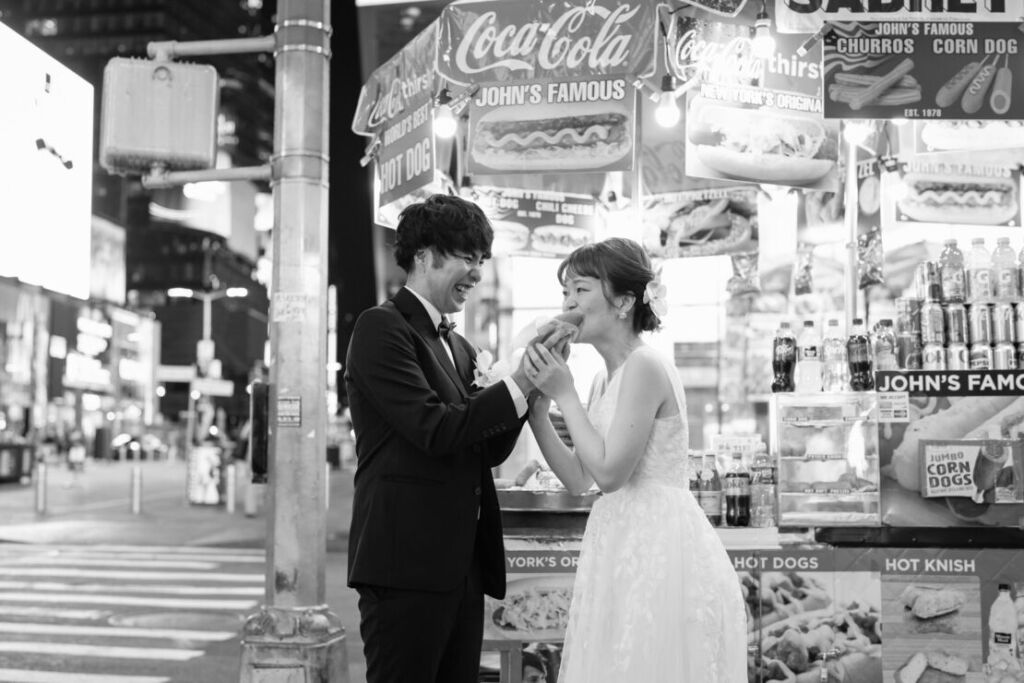 ニューヨークの前撮り|ウェディングフォト/ホットドッグを食べる花嫁さま。