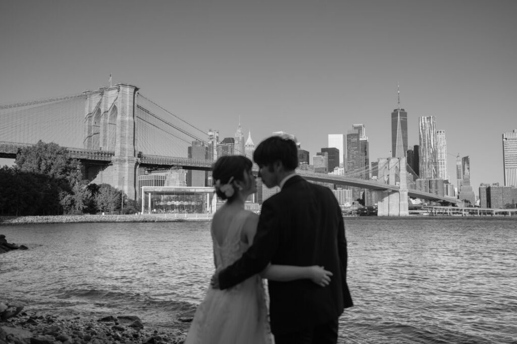 ニューヨークの前撮り|ウェディングフォト/ブルックリンブリッジパークで寄り添う花嫁と花婿。