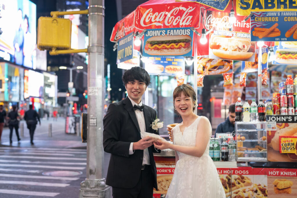 ニューヨークの前撮り|ウェディングフォト/タイムズスクエアの名物ホットドッグ屋台の前で。