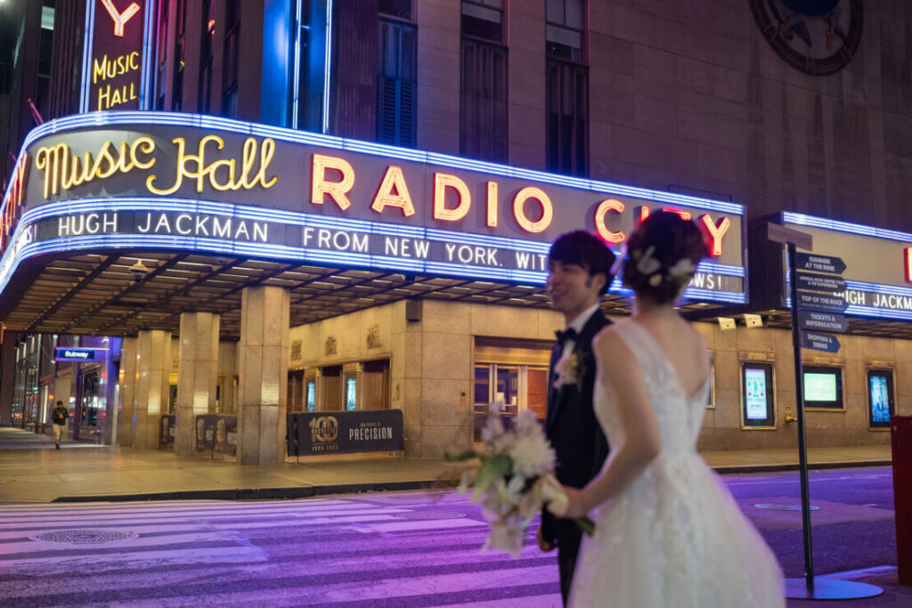 ニューヨークの前撮り|ウェディングフォト/ラジオシティホールと花嫁と花婿の後ろ姿。