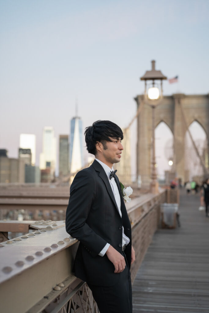 ニューヨークの前撮り|ウェディングフォト/ブルックリン橋で花婿さまのソロショット。