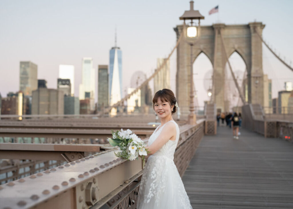 ニューヨークの前撮り|ウェディングフォト/ブルックリン橋で花嫁さまのソロショット。