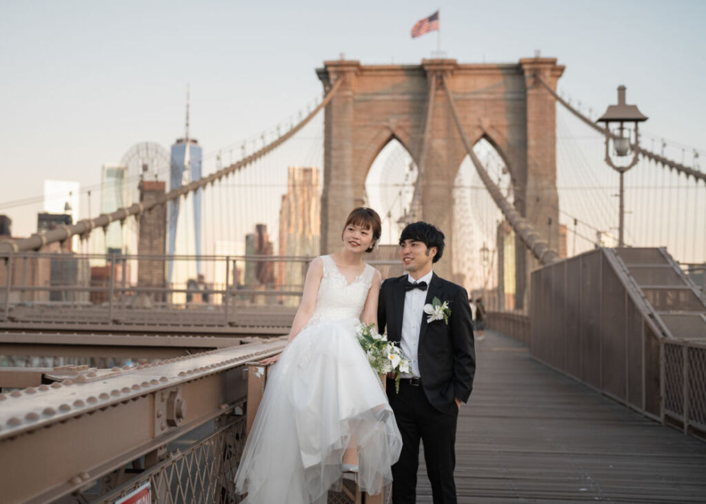 ニューヨークの前撮り|ウェディングフォト/ブルックリン橋でほほ笑む花嫁と花婿。