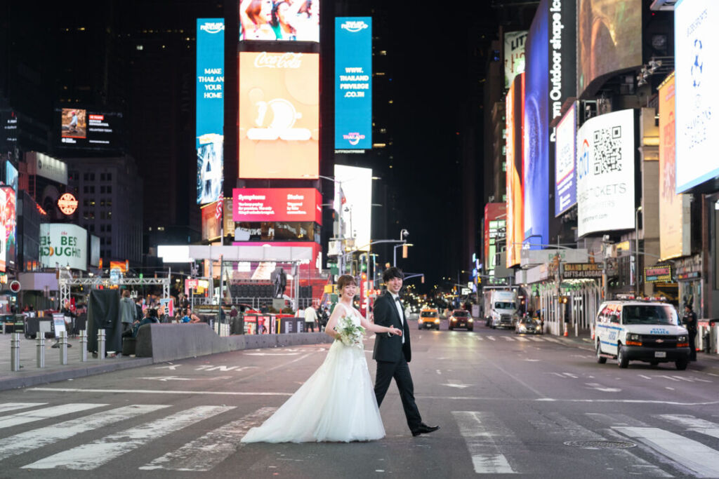 ニューヨークの前撮り|ウェディングフォト/タイムズスクエアで横断歩道ショット。