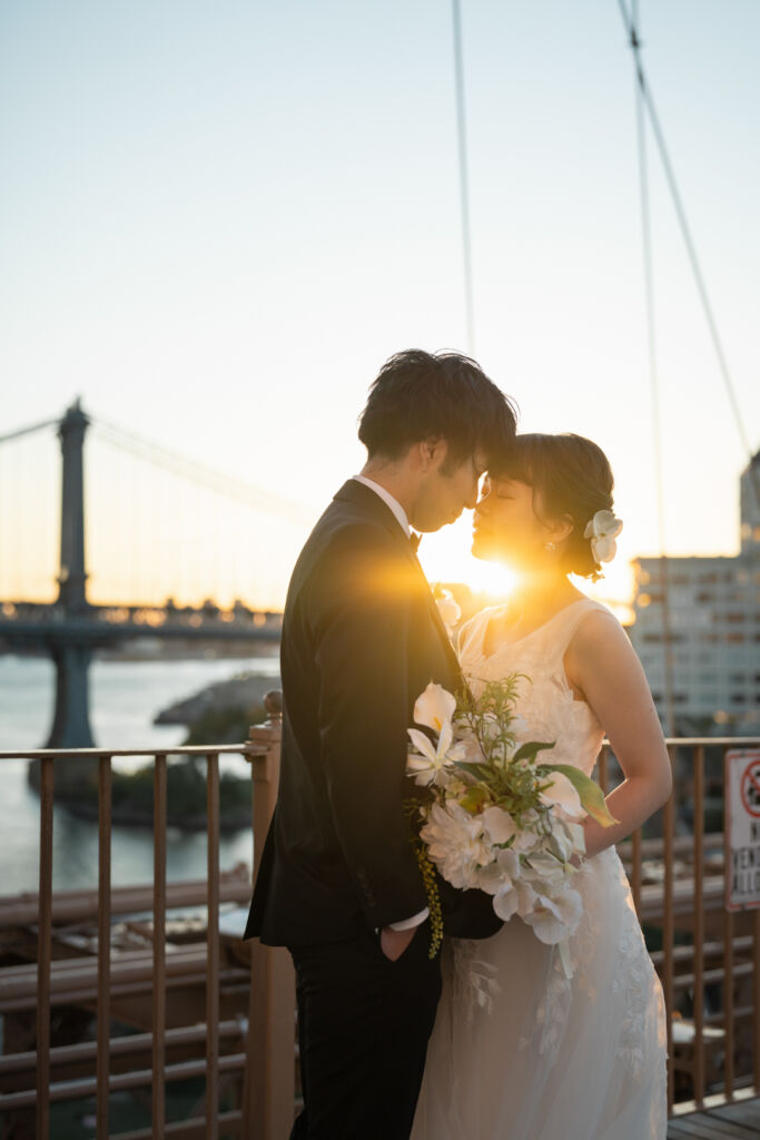 ニューヨークの前撮り|ウェディングフォト/ブルックリン橋に朝日がのぼる様子。