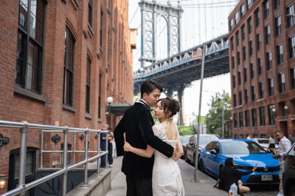 ニューヨークの前撮り|ウェディングフォト/ワシントンストリートで振り返りショット。