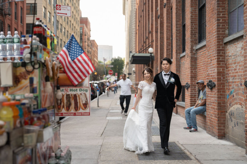 ニューヨークの前撮り|ウェディングフォト/街角のフードカートと一緒に。