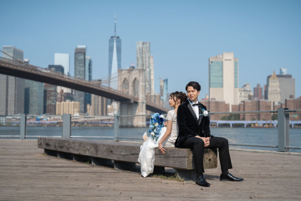 ニューヨークの前撮り|ウェディングフォト/ブルックリンブリッジパークでマンハッタンのスカイラインを背景に。