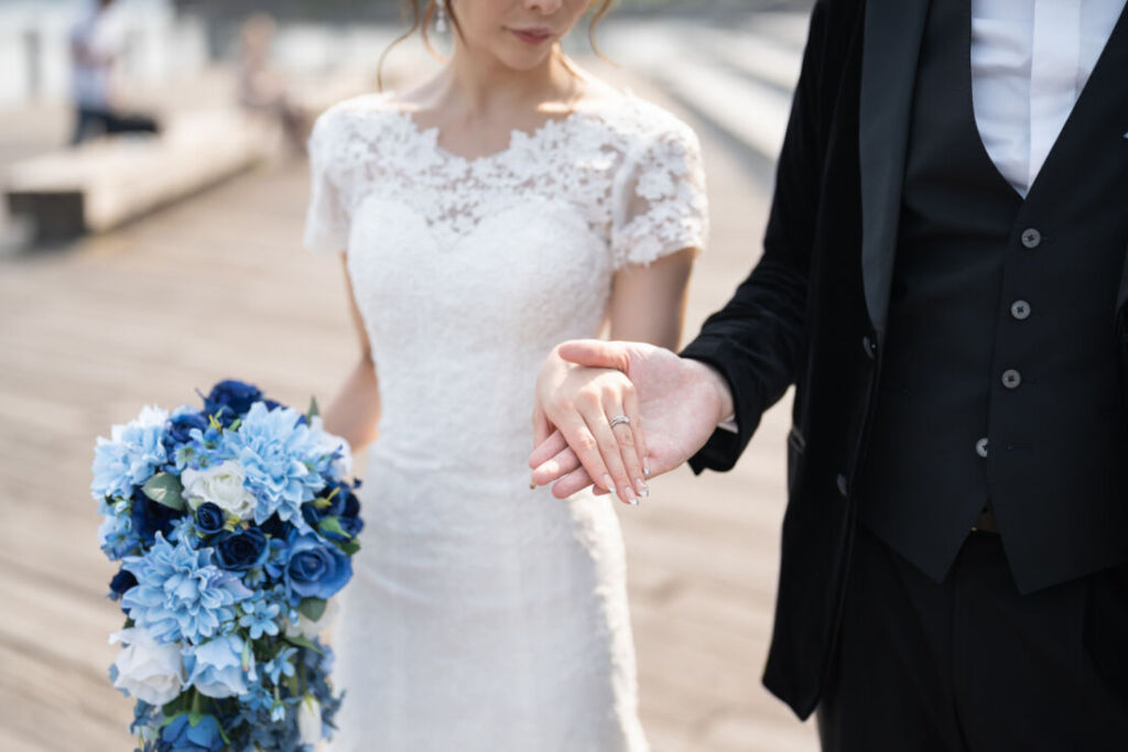 ニューヨークの前撮り|ウェディングフォト/整えられた指先の花嫁さまの手。