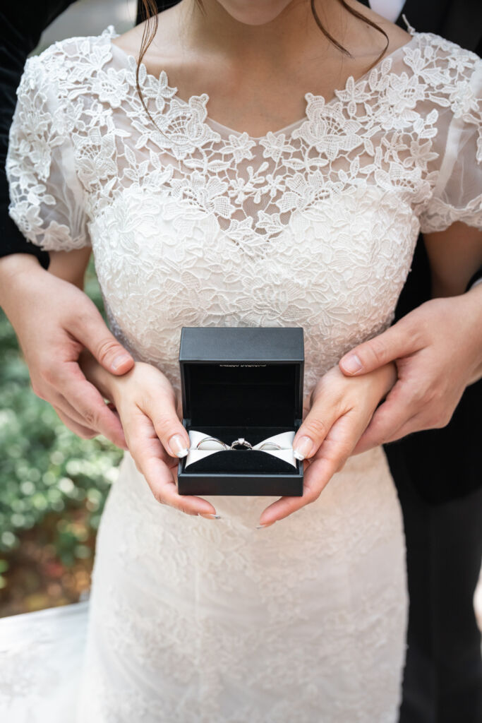 ニューヨークの前撮り|ウェディングフォト/結婚指エアと婚約指輪のディテールショット。