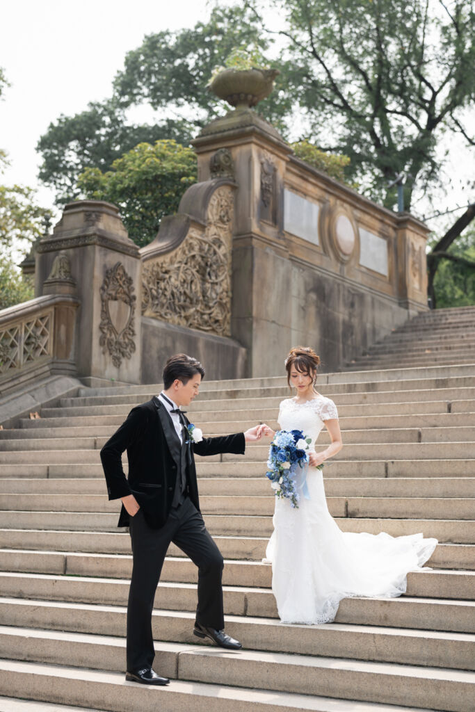 ニューヨークの前撮り|ウェディグフォト/ベセスダテラスの大階段をエスコートされる花嫁さま。