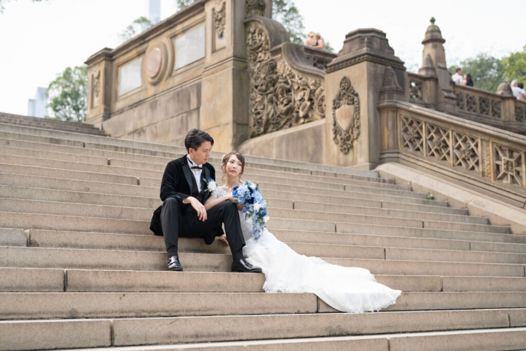 ニューヨークの前撮り|ウェディグフォト/大階段で座るカップル。