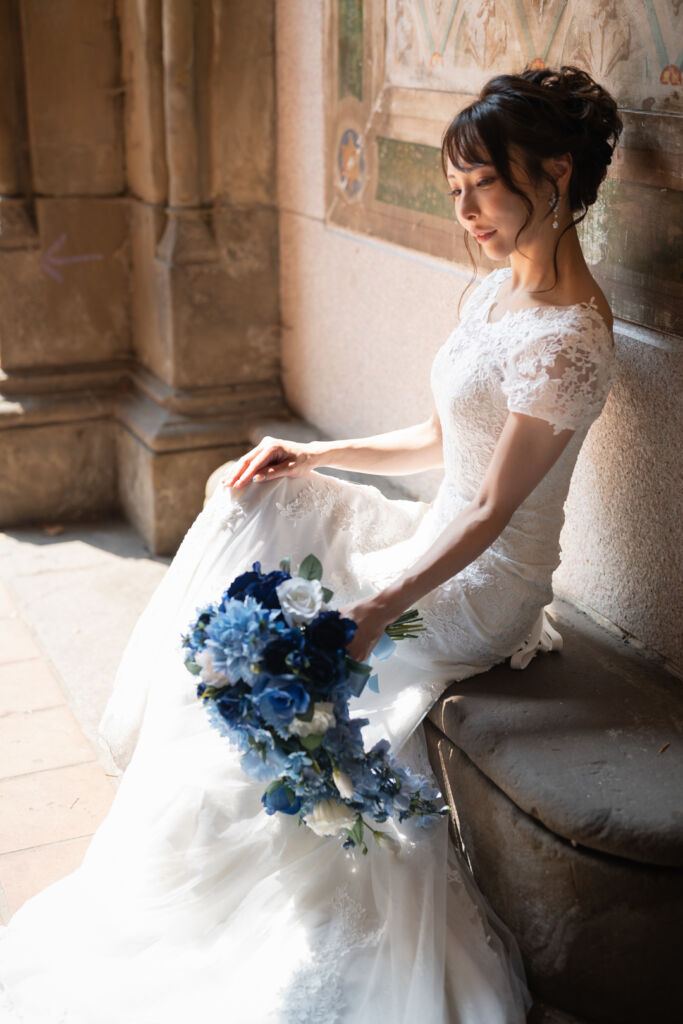 ニューヨークの前撮り|ウェディグフォト/ベセスダテラスのアーケードの中で座る花嫁さま。