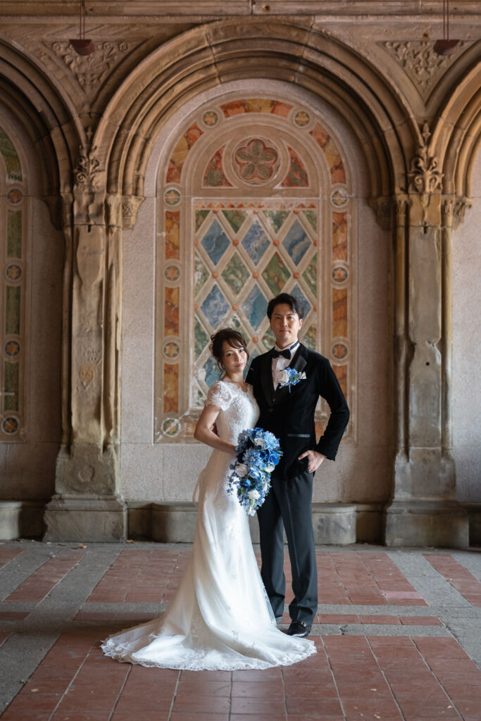 ニューヨークの前撮り|ウェディグフォト/ベセスダテラスでの壁画の前で。