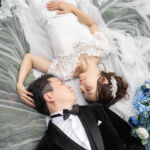 ニューヨーク前撮り:ハネムーンのトランジットで会いましょう♡ ニューヨークの前撮り|ウェディングフォト/芝生に寝転がる花嫁と花婿。