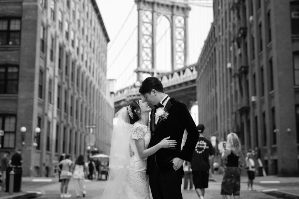 ニューヨークの前撮り|ウェディングフォト/ワシントンストリートで寄り添う花嫁と花婿。
