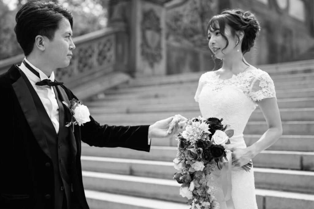 ニューヨークの前撮り|ウェディグフォト/大階段でロマンティックな一枚。