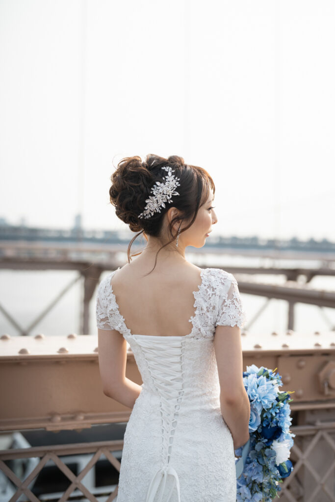 ニューヨークの前撮り|ウェディングフォト/背中にレースが縁取り、ヘッドアクセサリーはビジューのきらめき。