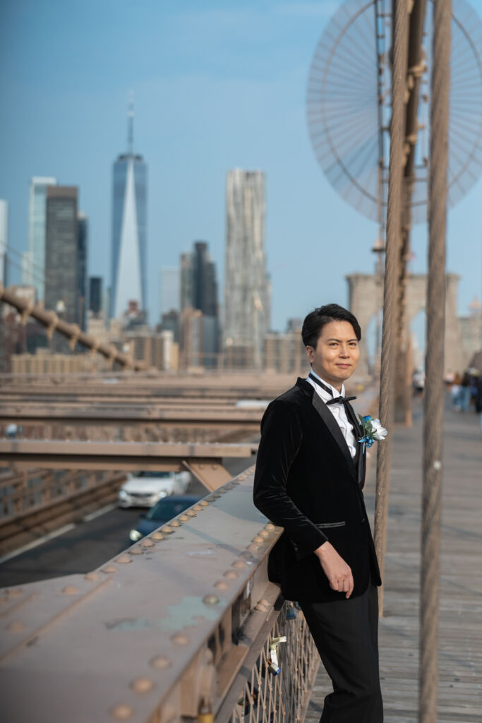 ニューヨークの前撮り|ウェディングフォト/ベロア素材で重厚感のある装いの花婿さま。